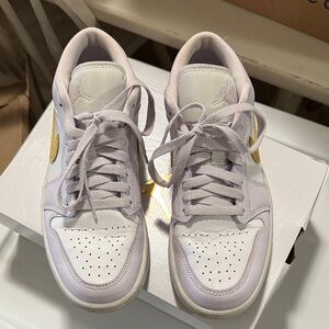 🏈🏆Starry! Women’s Nike AirJordan 1 White and Gold Low-Top Sneakers